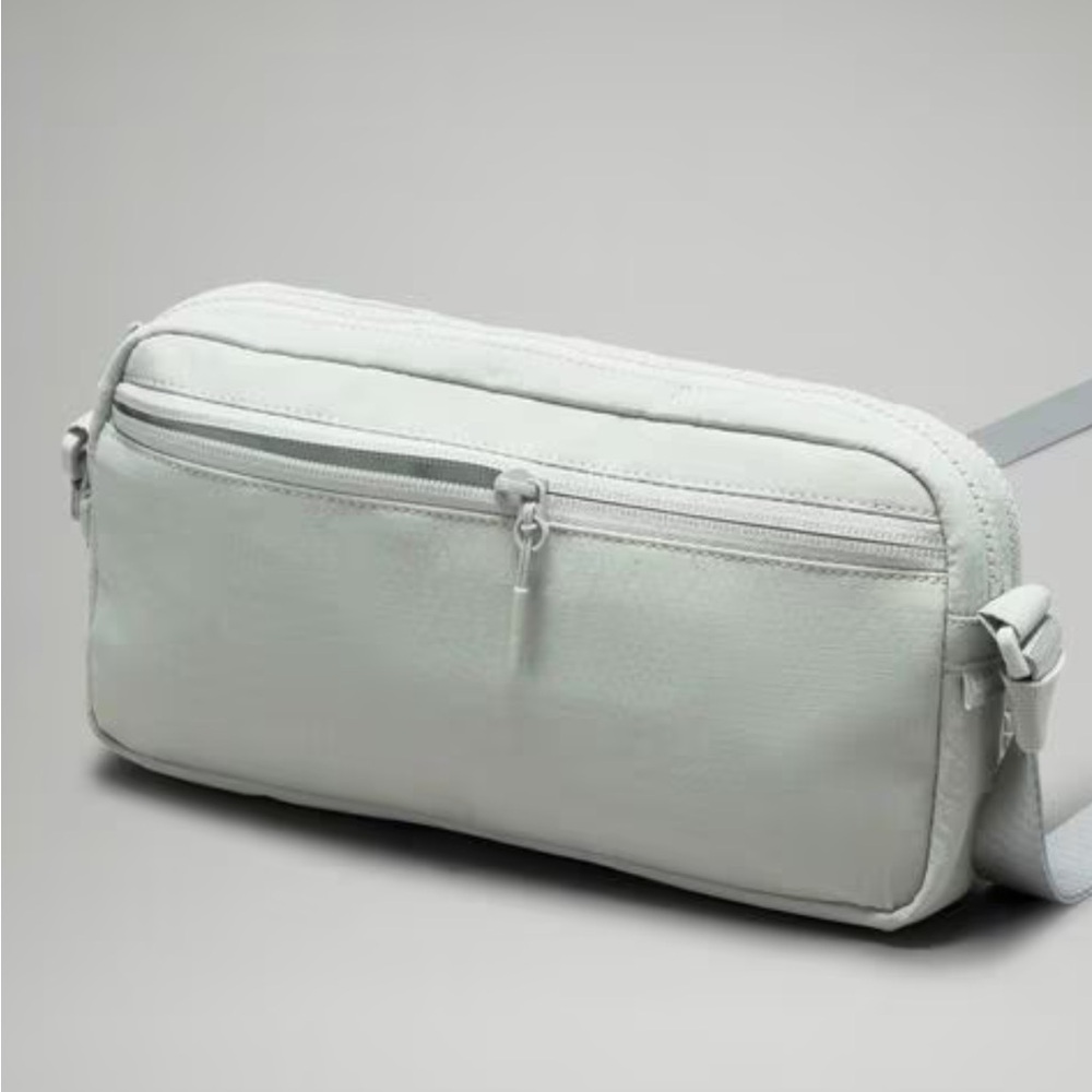 Lululemon Multi-Pocket Crossbody Bag 2.5l - Picture 5 of 9